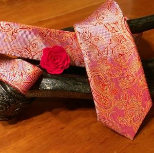 Exclusive Ghost Paisley Tie with 27 Petal Lapel Ac